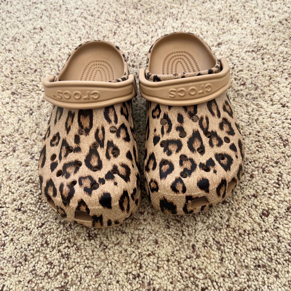 New Cheetah Print Crocs (SIZE: 6 Women’s)